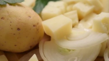 Frico 'nun tipik Friulian tarifinin hazırlanması için gerekli malzemeler