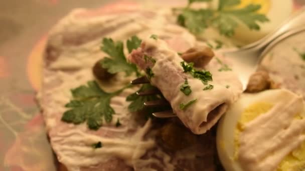 Κοντινό Πλάνο Στο Πιάτο Του Vitello Tonnato Αυγά — Αρχείο Βίντεο