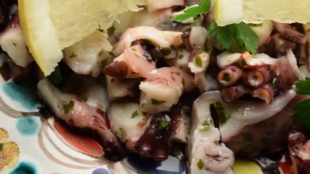 Maydanozlu Limonlu Ahtapot Salatası — Stok video