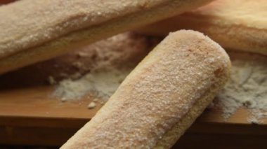 Savoiardi bisküvilerini yaklaştır. 