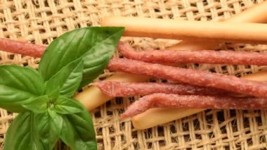 Grissini ile salam sopa