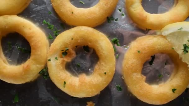 Cerca Los Anillos Calamares Horneados — Vídeo de stock