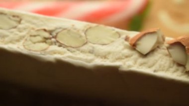 Torrone ve zencefilli çöreğe yaklaş..