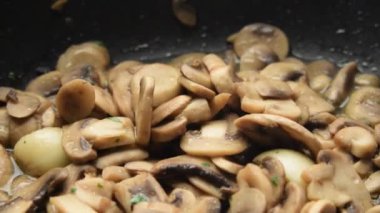 Sotelenmiş şampiyon mantar salatasına yaklaş.