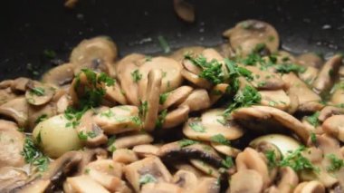 Sotelenmiş şampiyon mantar salatasına yaklaş.