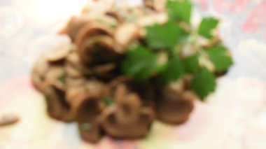 Sotelenmiş şampiyon mantar salatasına yaklaş.