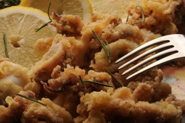 Limonlu bir tabak kızarmış kalamar..