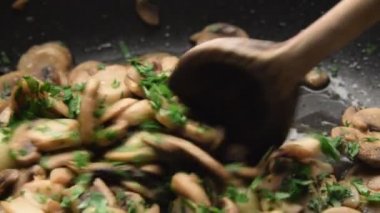 Sotelenmiş şampiyon mantar salatasına yaklaş.