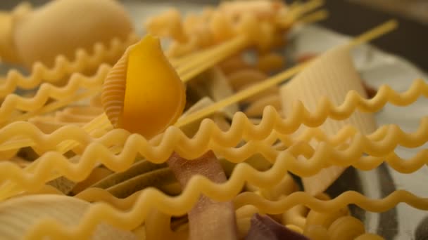 Close Gemengde Rauwe Pasta — Stockvideo