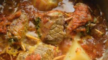 Mozarella ile dolu dilimlenmiş sığır rölesi.