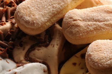 Tiramisu dondurması üzerine Savoiardi bisküvileri