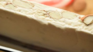 Torrone ve zencefilli çöreğe yaklaş..