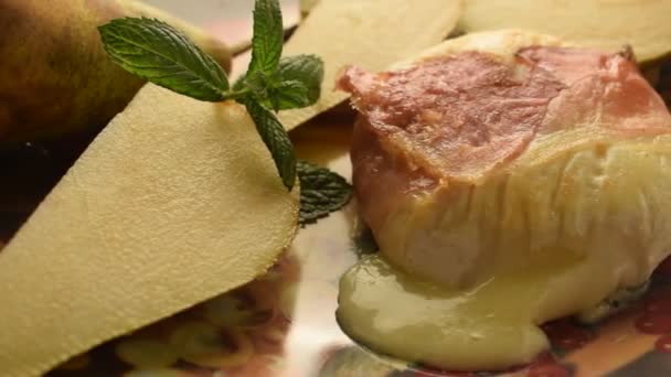 Tomino Queijo Italiano Tradicional Com Bacon — Vídeo de Stock