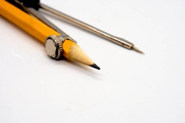 Bölücü pusula ve sarı kalem Tasarım Mimarlar projectisolated beyaz arka plan üzerinde kullanım içindir 