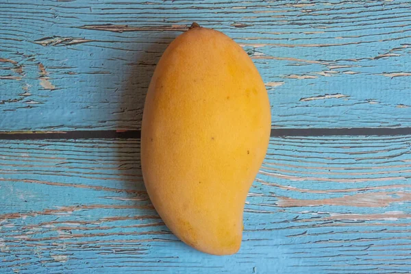 Fresh Delicious Sweet Mangoes Blue Background — Stock Photo, Image