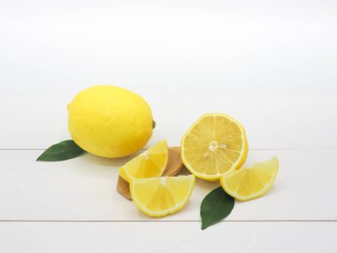 Taze limon dilim Beyaz ahşap zemin üzerinde