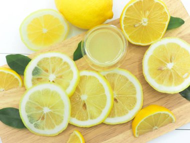 Taze limon dilimi limonata beyaz tahta arka plan ile