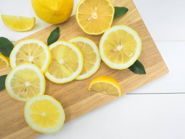 Taze limon dilim Beyaz ahşap zemin üzerinde