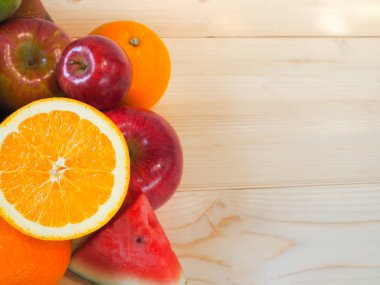 Renkli taze meyve ve sebzeler üzerinde ahşap arka plan, sağlıklı beslenme kavramı.