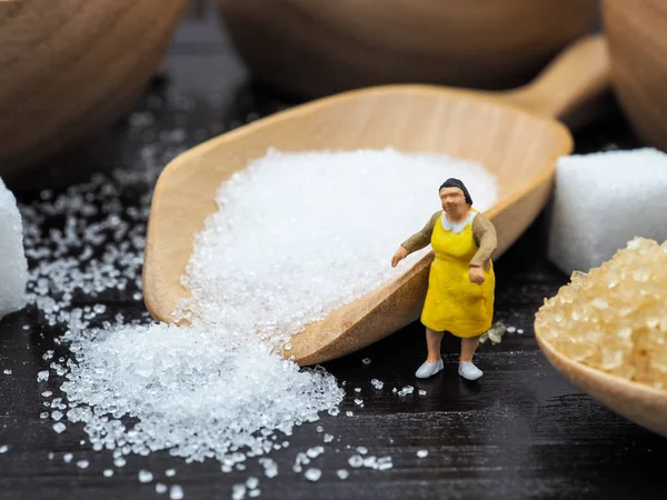 Miniaturní Tlustá Žena Stojící Poblíž Dřevěná Miska Lžíce Kostku Cukru — Stock fotografie