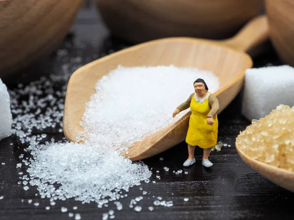 Miniatuur Dikke Vrouw Staande Buurt Van Houten Kom Lepel Met — Stockfoto