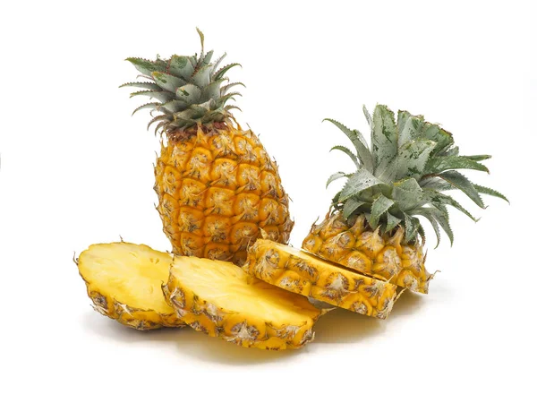 Świeży Ananas Owoce Plastrami Białym Tle — Zdjęcie stockowe