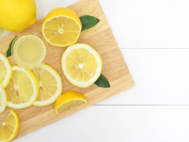 Taze limon dilimi limonata beyaz tahta arka plan ile