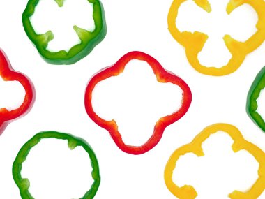 Beyaz arka plan üzerinde taze sebze, kırmızı, sarı, yeşil tatlı biber.