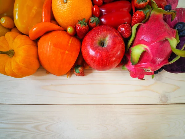 Kleurrijke Verse Groenten Fruit Hout Achtergrond Gezond Eten Concept — Stockfoto