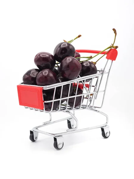 Färsk Sweet Cherry Shoppingvagn Eller Trolly Isolerad Vit Bakgrund — Stockfoto