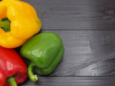 Beyaz arka plan üzerinde taze sebze, kırmızı, sarı, yeşil tatlı biber.