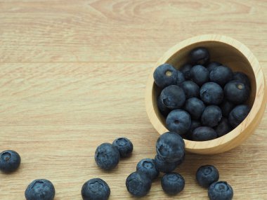 Taze yabanmersini ahşap zemin üzerine kaşıkla. Sağlıklı gıda ve beslenme.