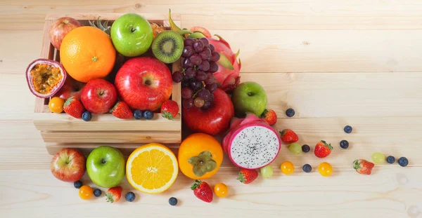 Frutas Legumes Frescos Coloridos Fundo Madeira Conceito Alimentação Saudável — Fotografia de Stock