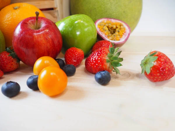 Kleurrijke Verse Groenten Fruit Hout Achtergrond Gezond Eten Concept — Stockfoto