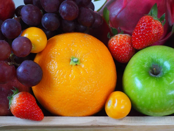 カラフルな新鮮な果物背景 健康的な食事の概念 — ストック写真