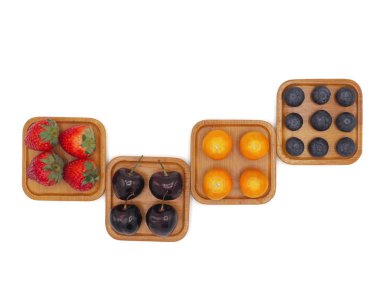 Taze yaz meyve, kiraz, çilek, cape Bektaşi üzümü ve böğürtlenli beyaz arka plan üzerinde izole ahşap plaka.