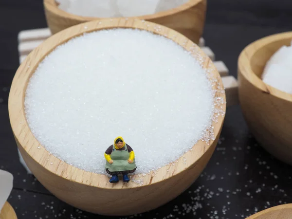 Miniaturní Tlustá Žena Sittng Dřevěná Miska Lžíce Kostku Cukru Tmavém — Stock fotografie