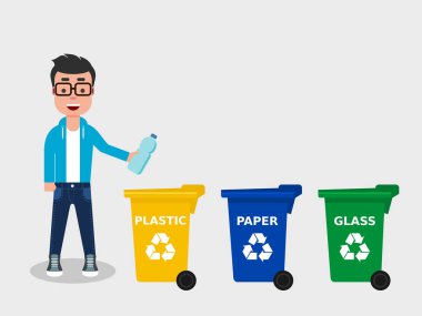 Genç adam bir plastik şişe uygun Geri Dönüşüm Kutusu'na atma. Üç tane farklı renkli çöp kutusu vardır. Ayrılmış, plastik atık geri dönüşüm, çöp, çevre dostu kavramı sıralama. Vektör çizim, düz stil