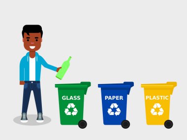 Genç Afrika kökenli Amerikalı bir cam şişe içinde uygun bir geri dönüşüm atma. Üç tane farklı renkli çöp kutusu vardır. Geri dönüşüm cam, ayrılmış atıklar, çöp, çevre dostu kavramı sıralama. Vektör çizim, düz stil