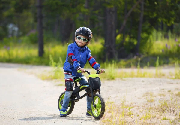 Niño Feliz Una Bicicleta Con Gafas Sol Casco Equipo Protección: fotografía  de stock © caxa75onohoi #205647160