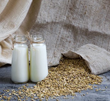 Şişe ve bir çanta içinde yulaf yulaf ezmesi