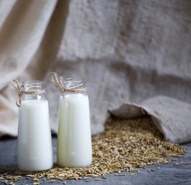 Şişe ve bir çanta içinde yulaf yulaf ezmesi