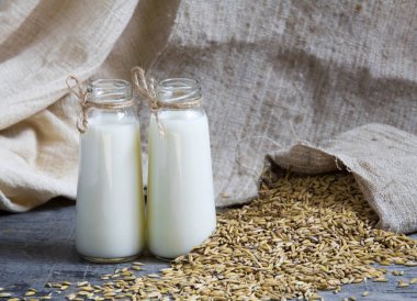 Şişe ve bir çanta içinde yulaf yulaf ezmesi