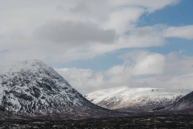 İskoçya Highlands dağların Glencoe, İskoçya, bir sisli bahar gününde yakınındaki..