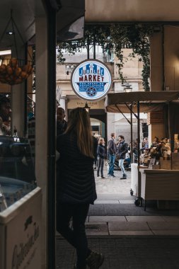 Londra, İngiltere - 10 Mart 2018: İnsanlar Jubilee Market, Covent Garden, Londra, tamamen tüccarlar tarafından sahip olunan Londra'da sadece piyasa içinde.