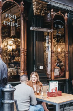 Londra, İngiltere - 10 Mart 2018: Covent Garden, Londra, İngiltere'de en popüler turistik bölgelerinden biri Salisbury barda açık masalarda oturan insanlar.