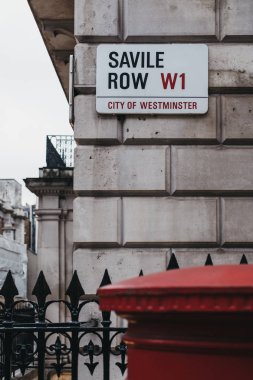 Londra, İngiltere - 10 Mart 2018: Savile Row, City Westminster, Londra, İngiltere sokak adı işareti. Sokağın dünya çapında ünlü erkekler için geleneksel ısmarlama terzilik için.
