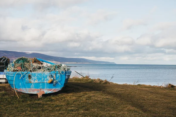 Oidentifierad Blå Trä Fiskebåt Full Fiskenät Gräset Vid Stranden Brora — Stockfoto