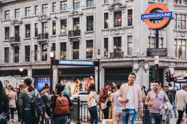 Londra, İngiltere - 24 Eylül 2017: Oxford Caddesi'nde girişine yakın Oxford Circus metro istasyonu için insanlar. Bu Birleşik Krallık'taki en yoğun hızlı taşıma kanalıdır. 
