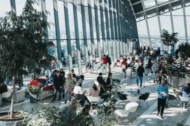 Londra, İngiltere - 30 Eylül 2017: İnsanlar Sky Garden, Londra, camın arkasından görülen şehir manzarası en yüksek kamu bahçe içinde.